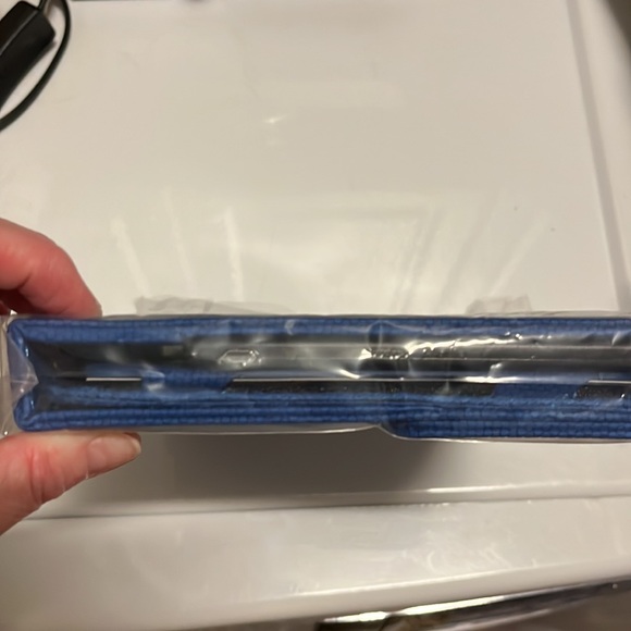 Brookstone, mini Bluetooth keyboard with tech grip case for iPad mini tablet - Picture 6 of 6